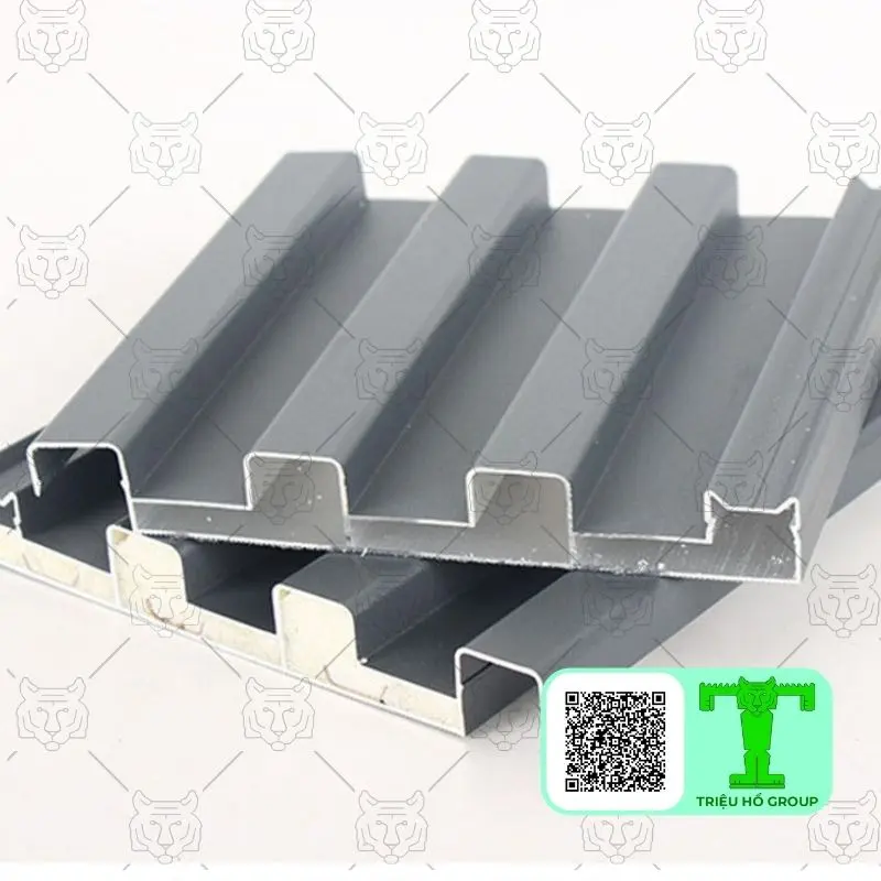Hai tấm lợp hợp kim nhôm K131 màu xám với cấu trúc sóng rõ ràng, cho thấy mặt cắt và các rãnh thoát nước