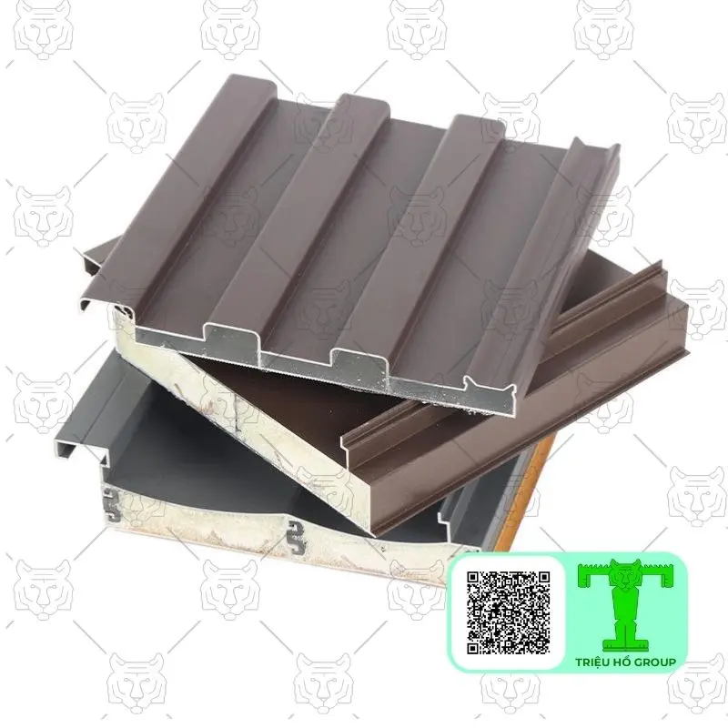 Các mẫu tấm lợp hợp kim nhôm K131 màu nâu với mặt cắt ngang thể hiện cấu trúc