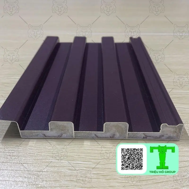 Tấm lợp hợp kim nhôm màu tím sẫm với các sóng nổi rõ, nhìn từ góc nghiêng trên bề mặt gỗ