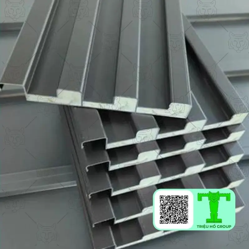 Một chồng tấm lợp hợp kim nhôm màu xám mới với các rãnh khóa gài rõ ràng