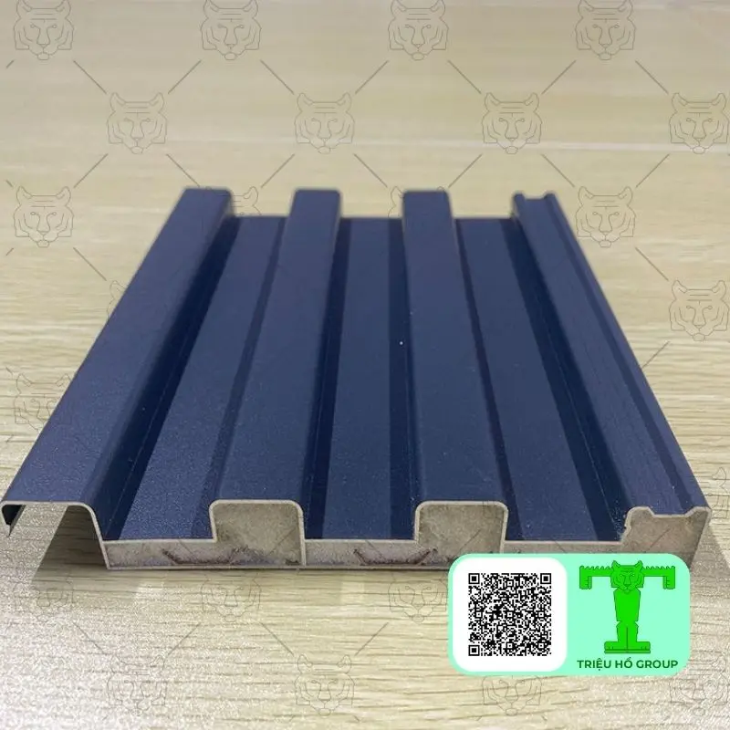 Mặt cắt ngang của một tấm lợp hợp kim nhôm K131 màu xanh đậm với lõi cách nhiệt bên trong