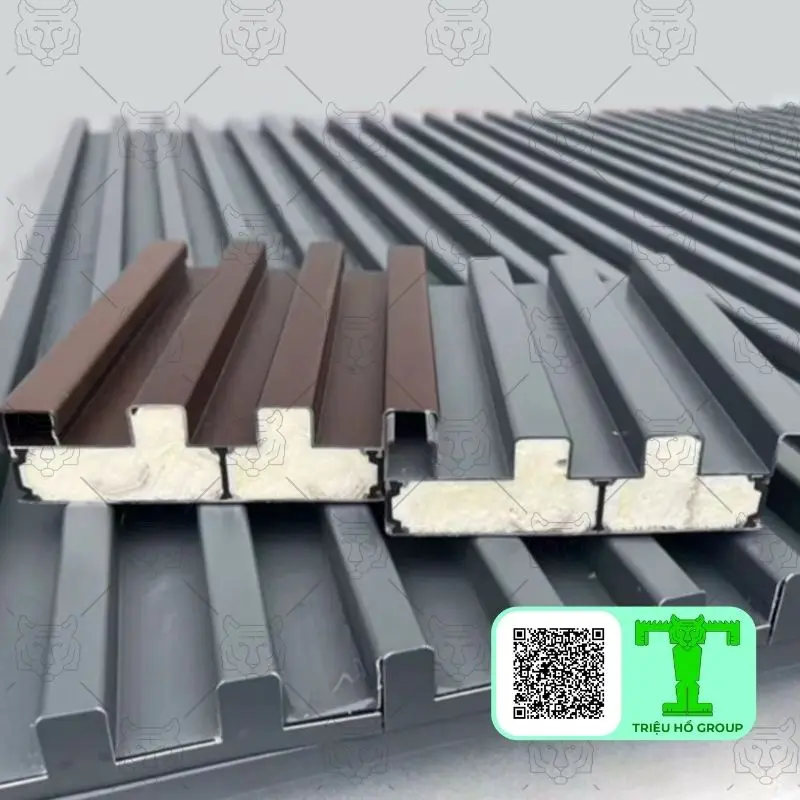 Các tấm lợp hợp kim nhôm K131 màu xám và nâu với lớp cách nhiệt bên trong, xếp chồng lên nhau