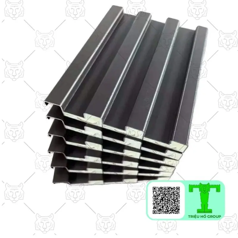 Chồng tấm lợp hợp kim nhôm K131 màu xám đậm với các rãnh và lõi cách nhiệt màu trắng