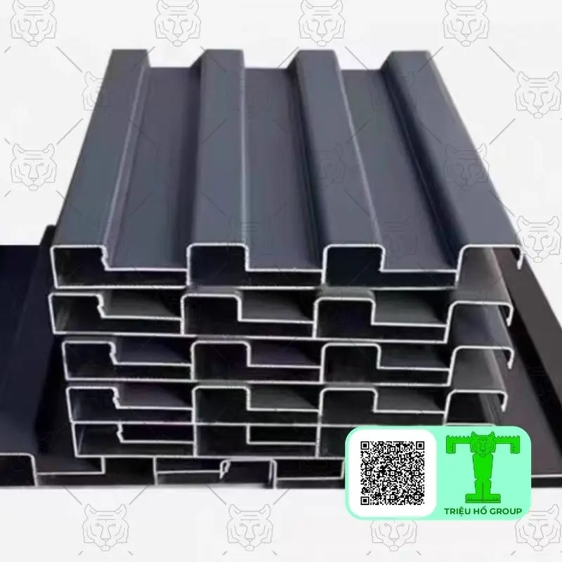 Chồng tấm lợp hợp kim nhôm K131 màu xám đậm với mặt cắt ngang thể hiện rõ các sóng và rãnh