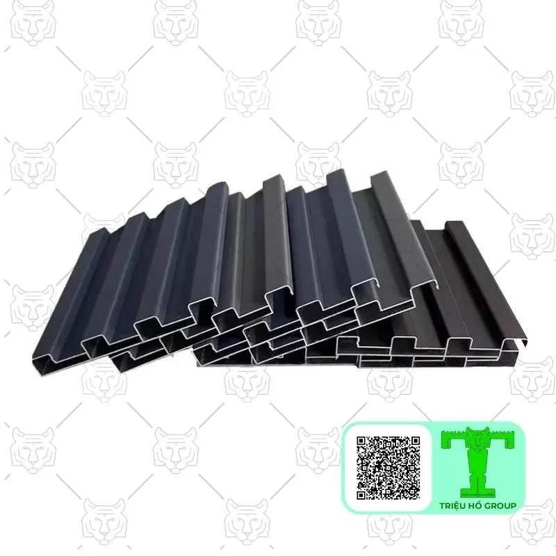 Các tấm lợp kim loại sóng màu xám đen xếp chồng lên nhau, với các đường gân nổi rõ ràng