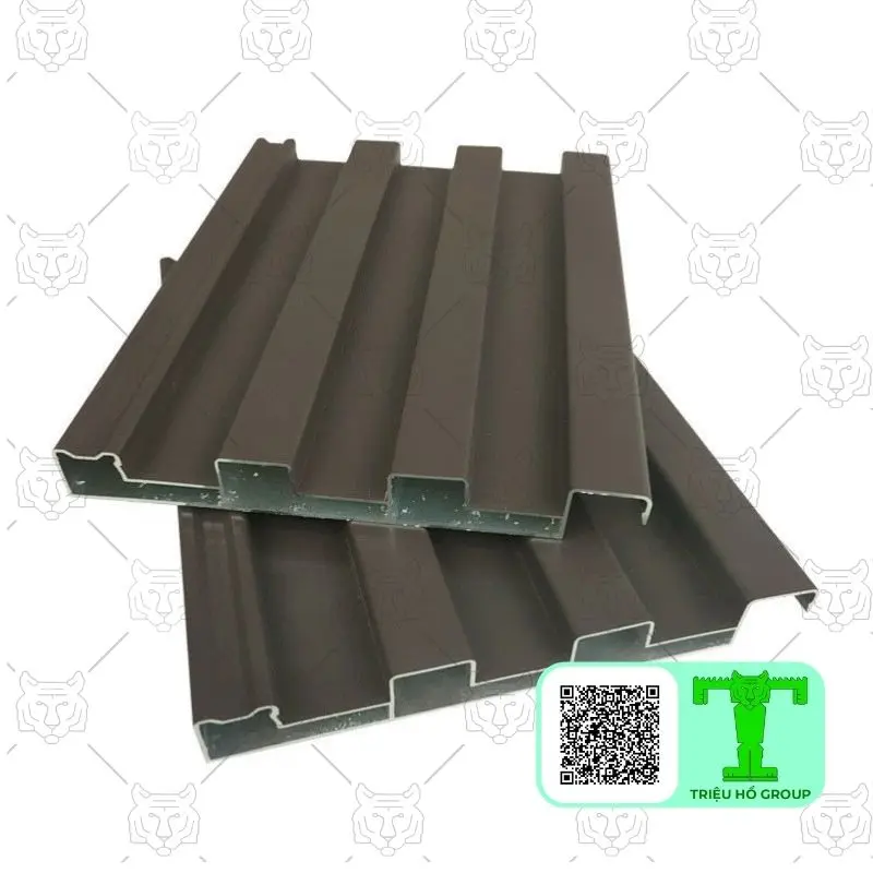 Hai tấm lợp hợp kim nhôm màu nâu sẫm với các rãnh và khóa gài xếp chồng lên nhau