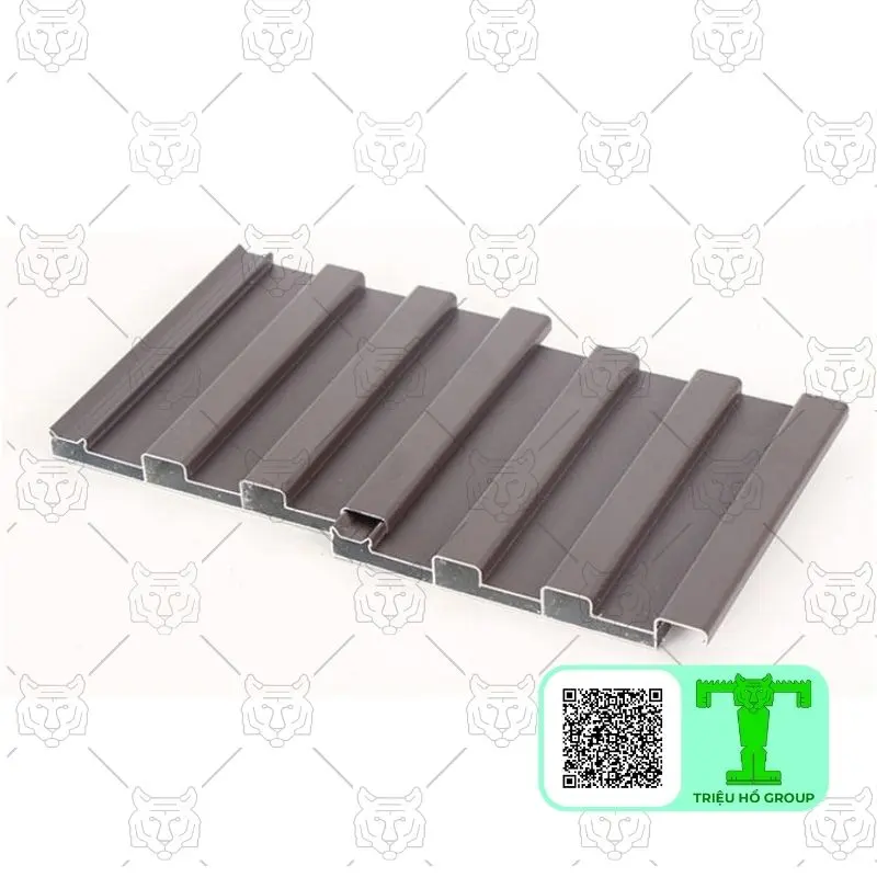 Mẫu tấm lợp hợp kim nhôm màu nâu sẫm với các đường gân nổi, nhìn từ góc nghiêng trên nền trắng