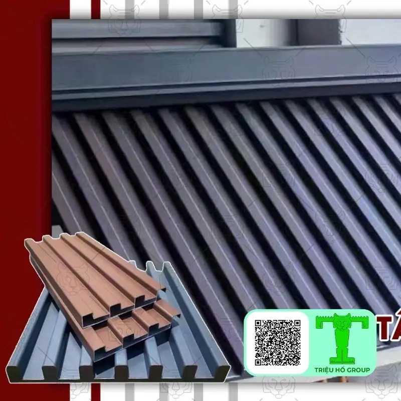 Các mẫu tấm lợp kim loại có cấu trúc rỗng và sóng, cùng một phần mái nhà đã lắp đặt