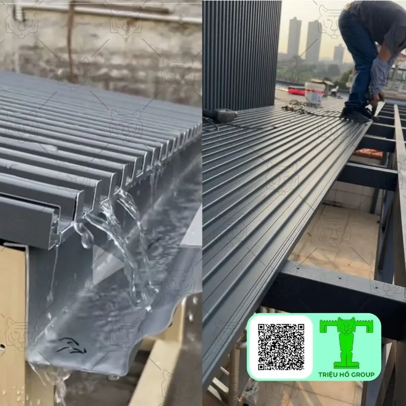Thử nghiệm thoát nước trên tấm lợp hợp kim nhôm có rãnh và công nhân đang lắp đặt tấm lợp trên khung mái nhà