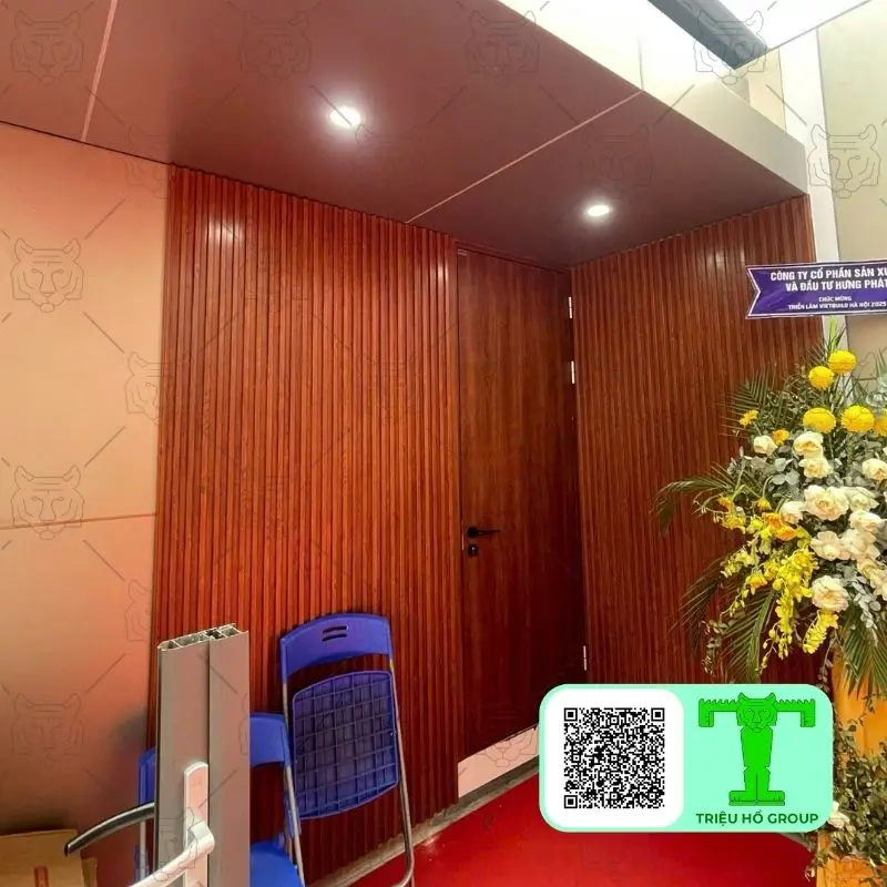 Tường ốp tấm gỗ dọc, cửa gỗ, trần sáng, vật liệu xây dựng, bình hoa và biểu ngữ công ty