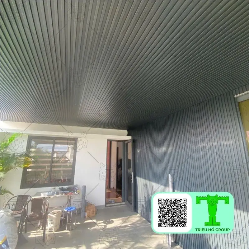 Trần và tường ốp tấm hợp kim nhôm màu xám hiện đại tại khu vực sân hiên nhà dân