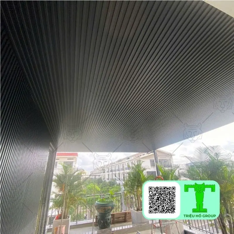 Mái hiên hoặc trần ban công bằng tấm lợp hợp kim nhôm màu xám sẫm có rãnh, nhìn từ dưới lên