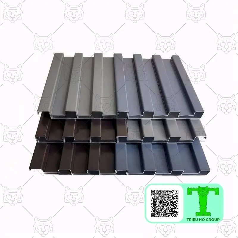 Một chồng các tấm lợp hợp kim nhôm màu xám và nâu với các đường gân sóng rõ ràng, đặt trên nền trắng