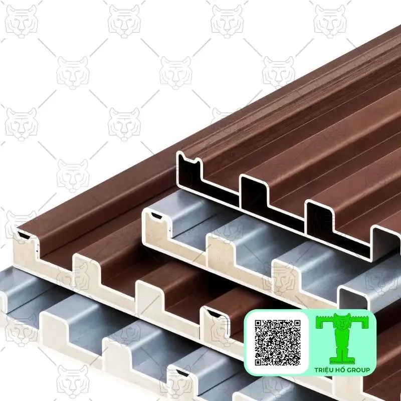 Tấm lợp mái nhôm 2 lớp màu nâu và bạc được xếp chồng lên nhau, thể hiện cấu tạo và hệ khóa gài