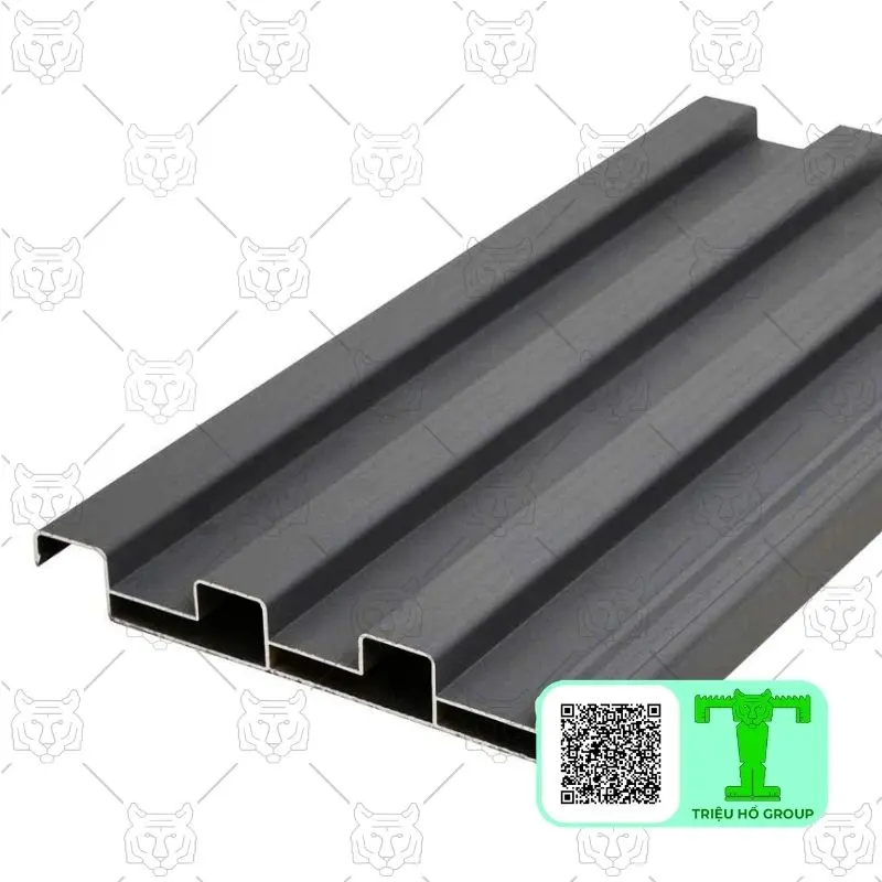 Tấm lợp kim loại màu xám đậm với các sóng nổi rõ ràng, nhìn từ góc nghiêng