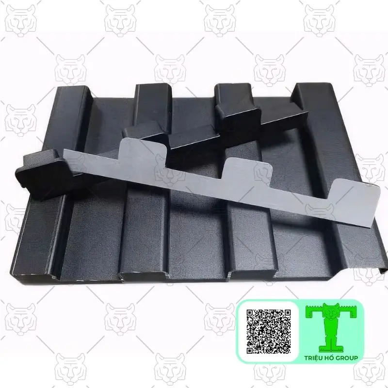 Tấm lợp có sóng màu đen với một mẫu cắt ngang màu xám minh họa kích thước sóng