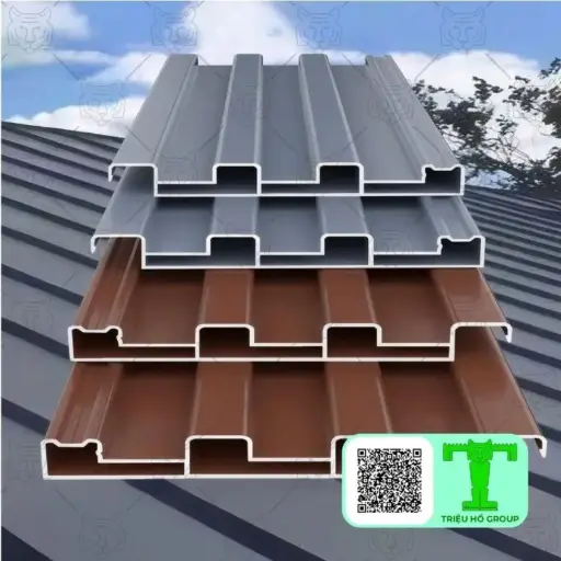 Các mặt cắt ngang của tấm lợp kim loại màu xám và nâu xếp chồng lên nhau, với mái nhà và bầu trời làm nền
