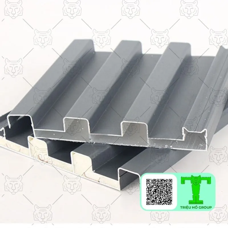 Hai tấm lợp hợp kim nhôm màu xám với biên dạng sóng khác nhau, một tấm sóng sâu và một tấm sóng nông