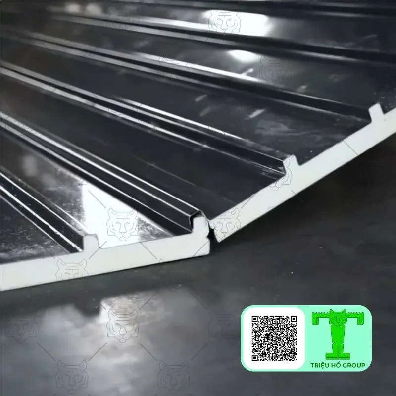 Hai tấm lợp hợp kim nhôm K950 màu xám đen được nối với nhau, cho thấy khớp khóa gài và lớp cách nhiệt màu trắng