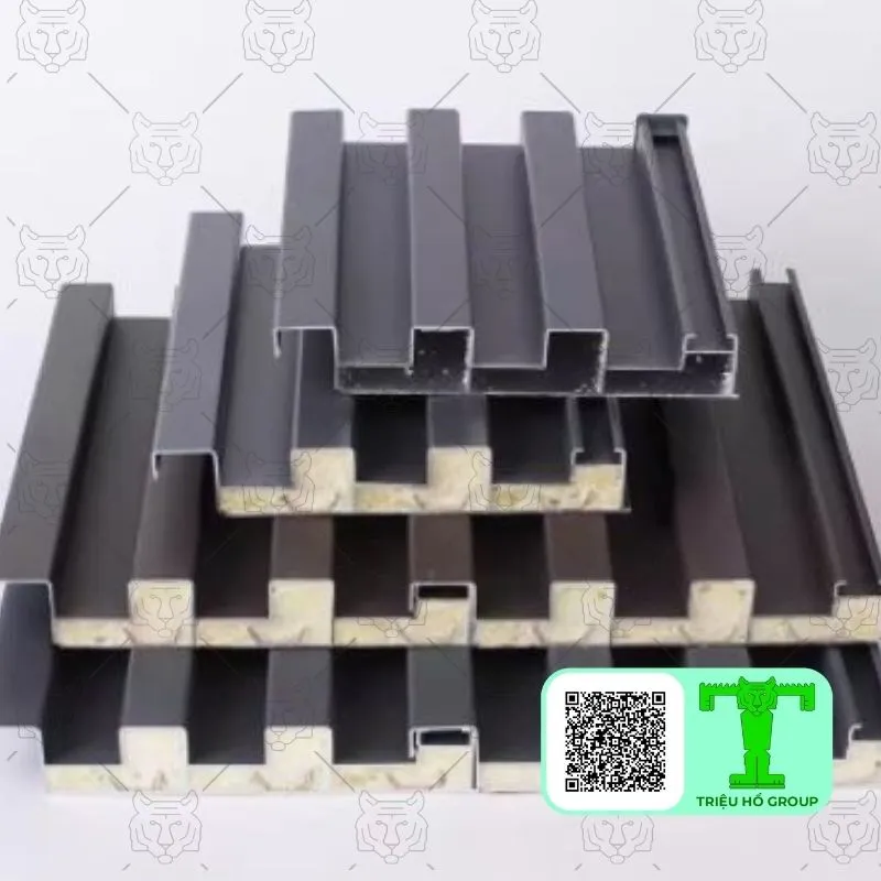 Các tấm lợp hợp kim nhôm với hai biên dạng sóng khác nhau, một loại sóng sâu và một loại sóng thấp, được xếp chồng