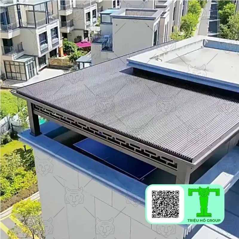 Mái nhà lợp tấm hợp kim nhôm K950 màu xám đậm với các đường sóng rõ nét trên một tòa nhà hiện đại
