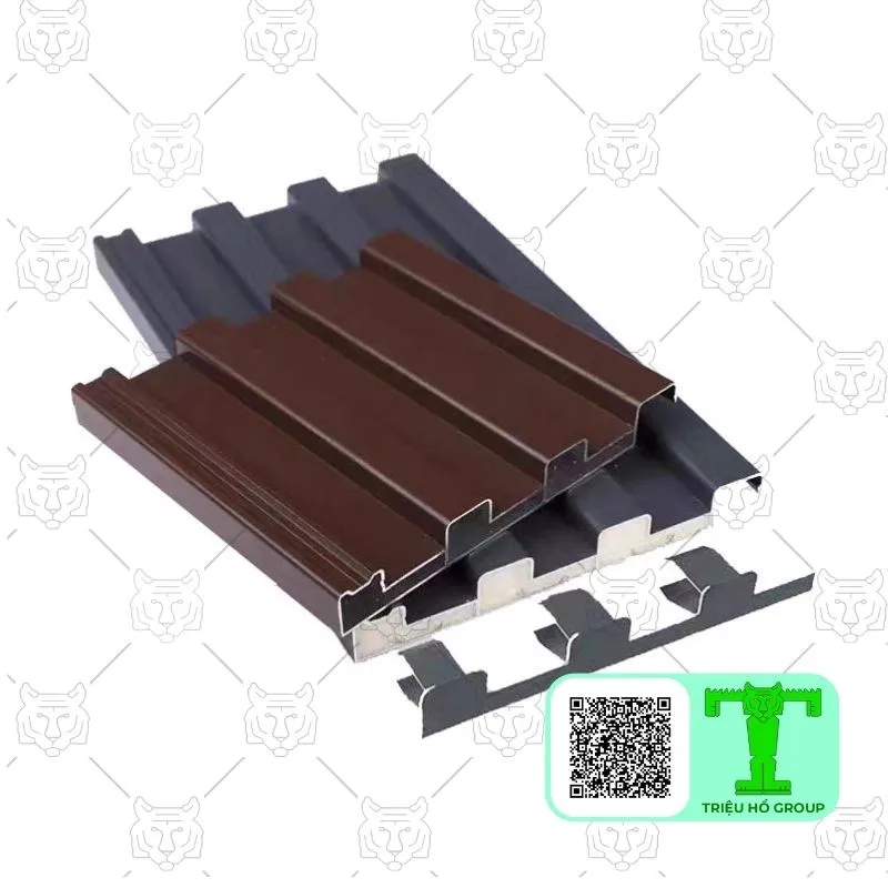 Hai tấm lợp kim loại sóng màu xám đậm và nâu, với các biên dạng sóng khác nhau, được xếp chồng lên nhau