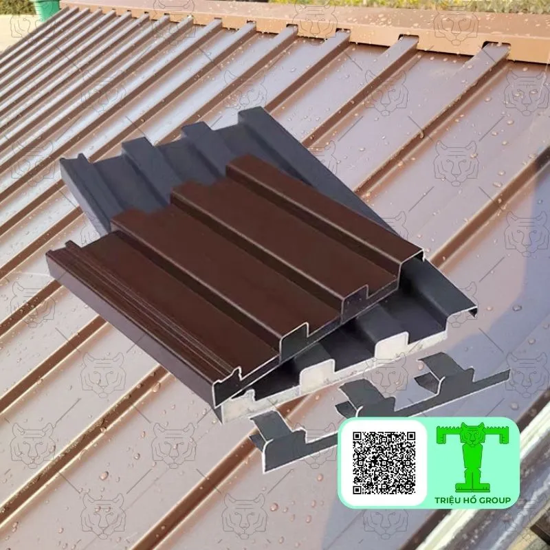 Các mẫu tấm lợp hợp kim nhôm K131 và K200 với các biên dạng sóng khác nhau, đặt trên mái nhà lợp tôn màu nâu