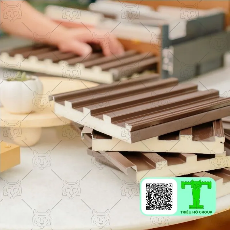 Các mẫu tấm lợp hoặc ốp tường màu nâu có sóng, với lớp cách nhiệt màu trắng, được xếp chồng lên nhau trên bàn