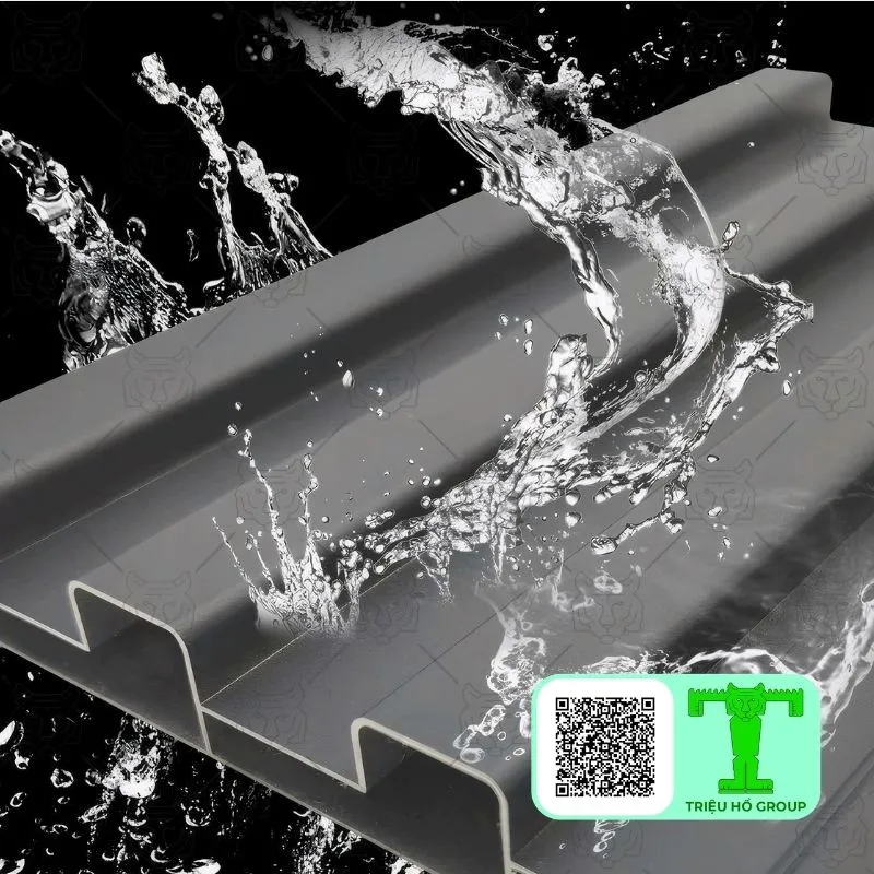 Tấm lợp kim loại màu xám với nước bắn tung tóe trên bề mặt, có logo Triệu Hổ Group và mã QR