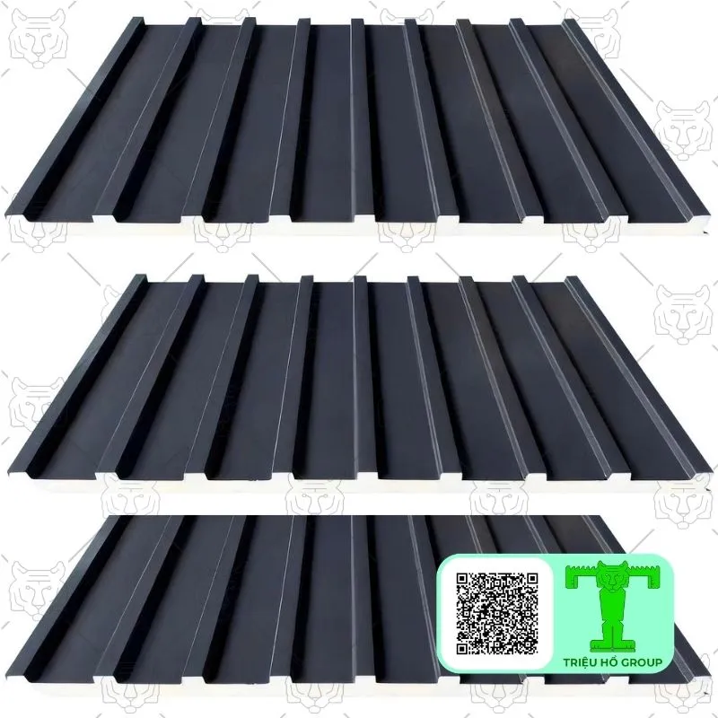 Ba tấm lợp hợp kim nhôm K950 màu xám đậm, có sóng, xếp chồng lên nhau, với logo Triệu Hổ Group ở góc dưới bên phải