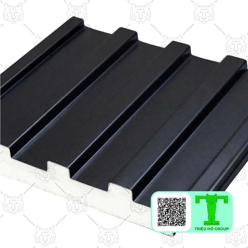 Tấm lợp kim loại màu đen có sóng, lộ rõ lớp lõi cách nhiệt màu trắng ở cạnh cắt